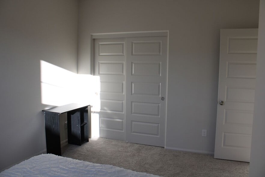 Building Photo - 40885 Melrose Dr