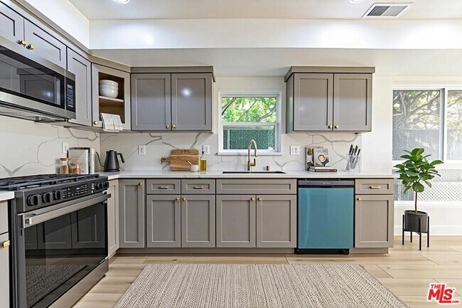 Building Photo - 5434 Romaine St