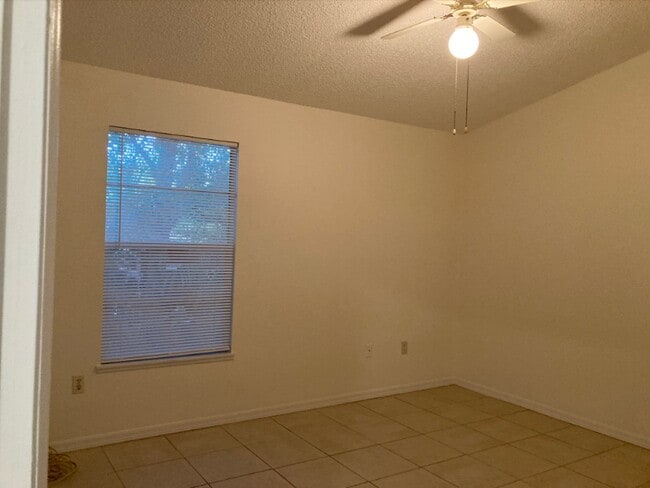 Building Photo - 1210 6th Dr