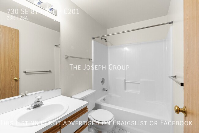 Building Photo - Top Floor 2BD/1.75BA Condo in Oak Harbor!