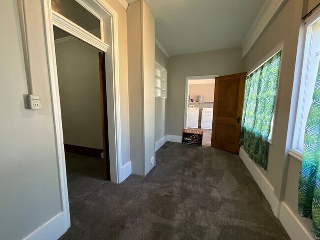 Building Photo - 3 bedroom 2 bath 1 car garage Home- Small Dog Friendly