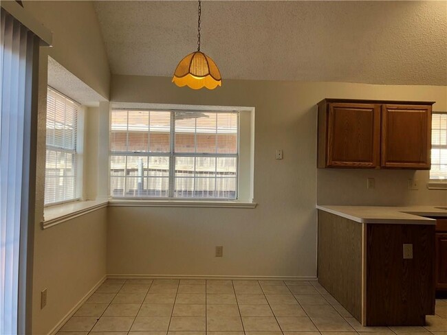 Building Photo - AVAILABLE NOW 3 Bedroom 2 Bath Home in For...