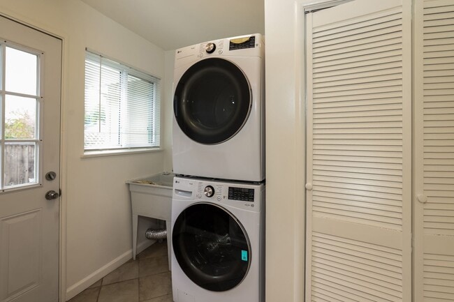 Building Photo - 3 Bedroom Home Available In Albany!