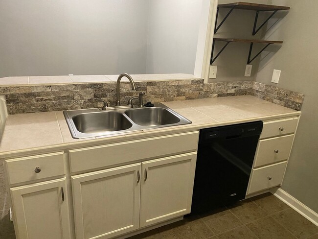 Building Photo - BOTTOM FLOOR CONDO!