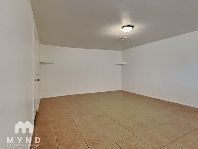 Building Photo - 6033 W Vernon Ave