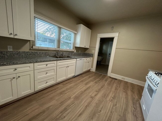 Building Photo - Newly Remodeled 2 Bed/1 Bath Home!