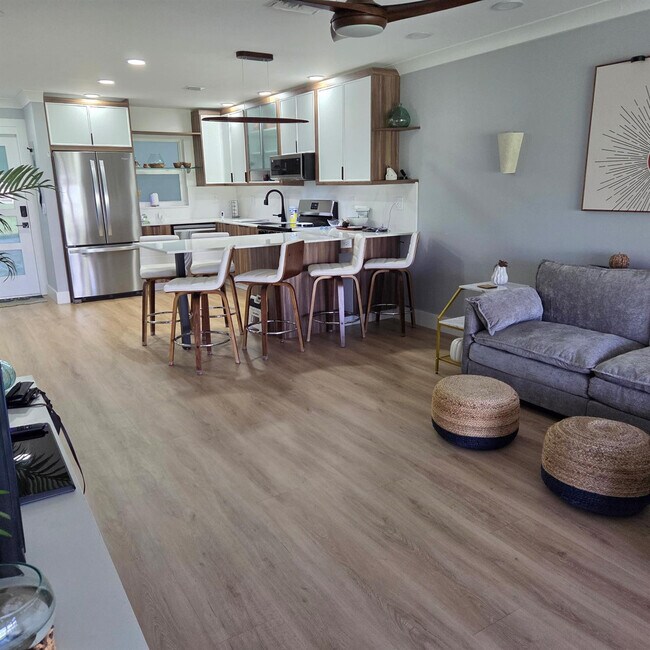 Building Photo - 300 SW Golfview Terrace