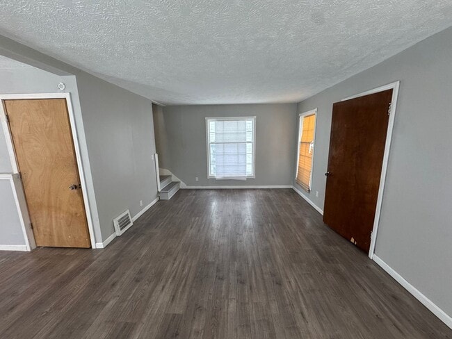 Building Photo - Charming 3-Bedroom Property in Prime Location