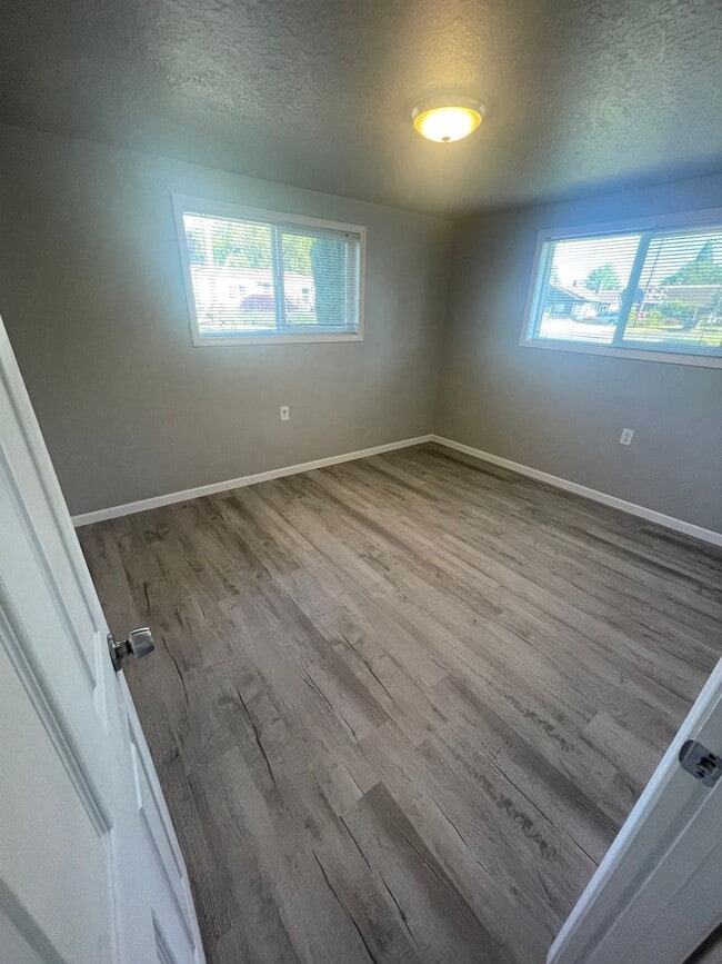 Building Photo - Conveniently located two bedroom home with fresh updates!