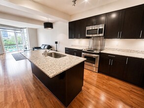 Building Photo - 1bd/1.5ba Seattle Condo