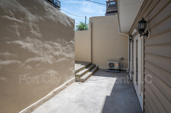 Building Photo - 903 S Decker Ave