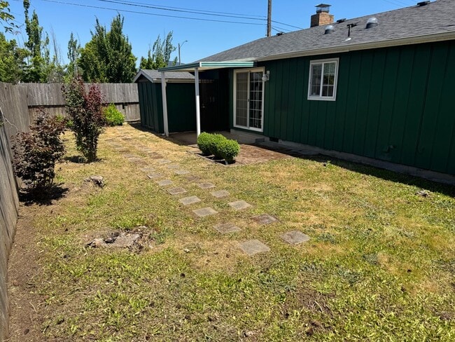 Building Photo - 2-bedroom/1 bathroom duplex with garage and shed!