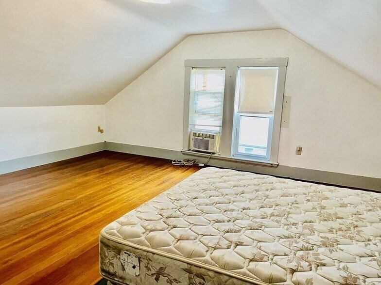 Building Photo - 188 Main St