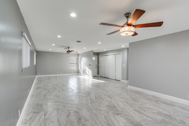 Building Photo - 406 Sea Willow Dr