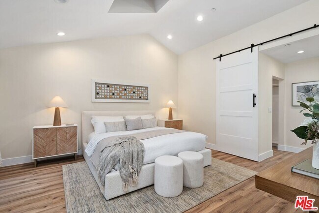 Building Photo - 5922 Oakdale Ave