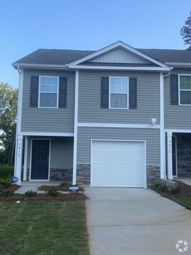 Building Photo - Brand New End-Unit Townhome in Charlotte!