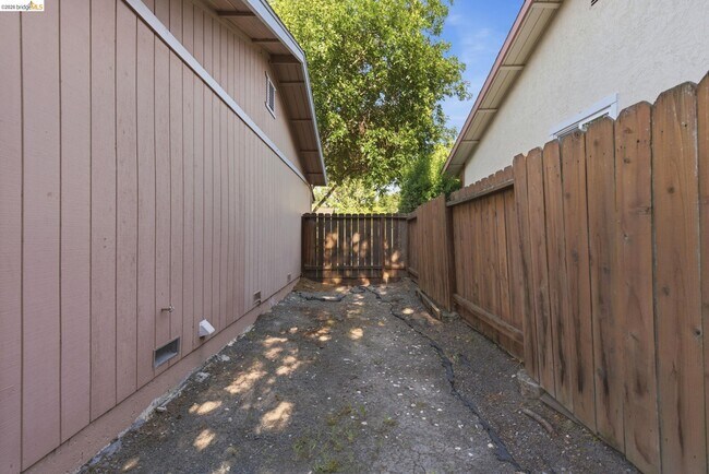Building Photo - 1077 Bellamy Ct
