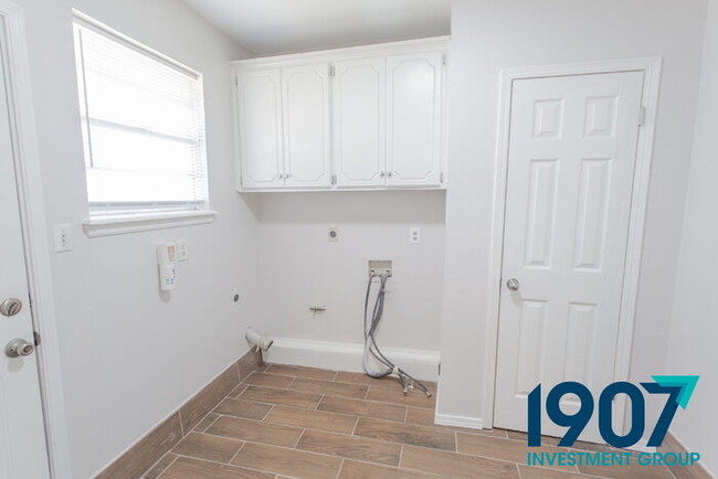 Building Photo - Stunning, Fully Remodeled 3-Bed, 2-Bath Ho...