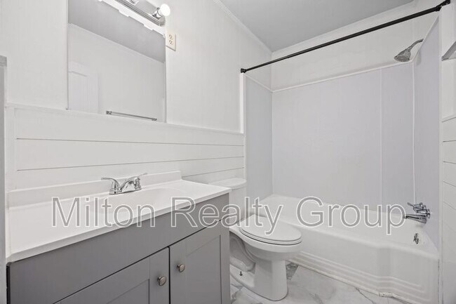 Building Photo - 1206 S 9th St