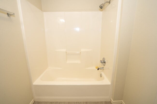 Building Photo - Cozy 2 bedroom 2 bathroom Townhome - Avail...