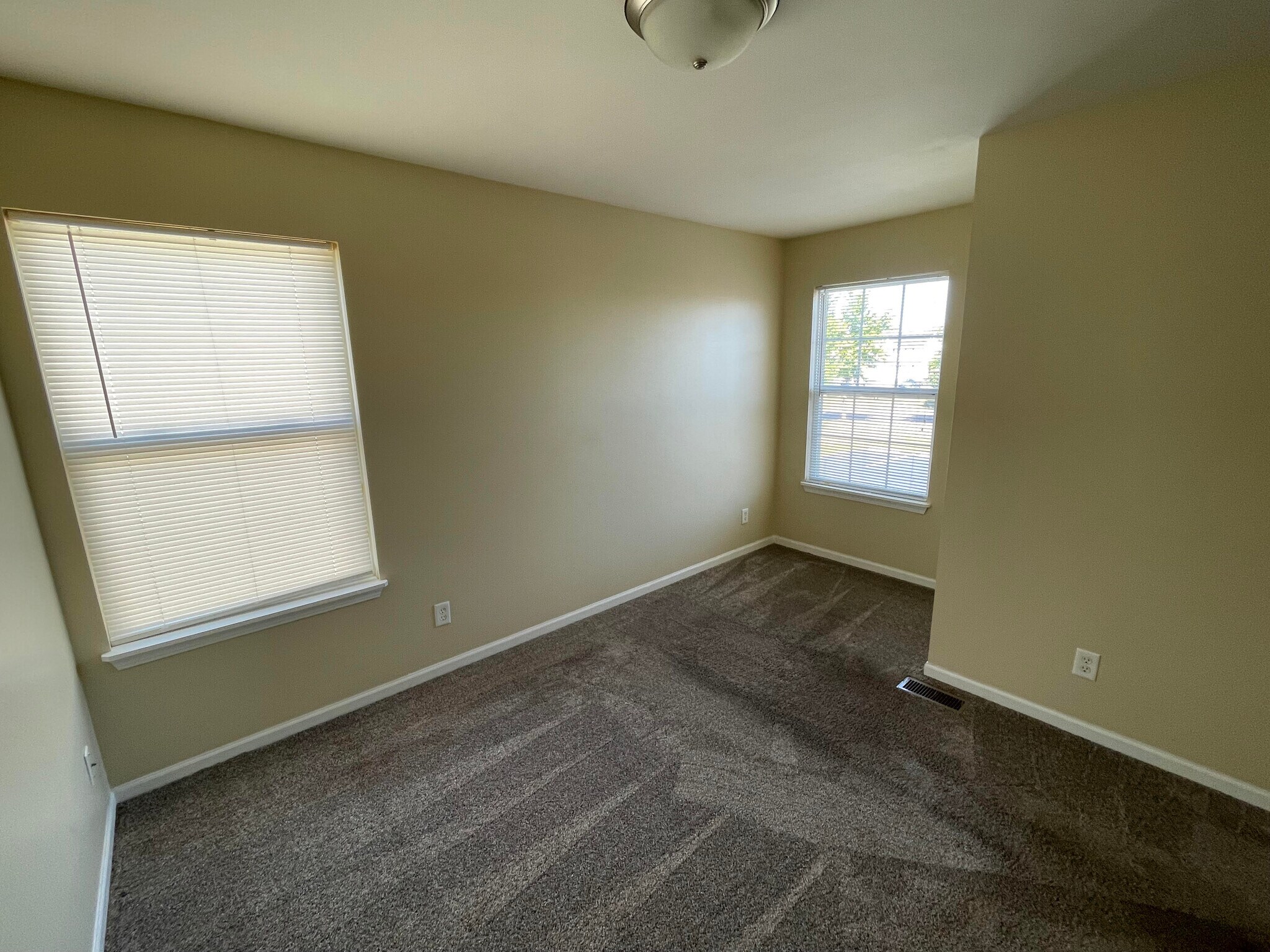 Building Photo - 1750 W Chrysler Dr