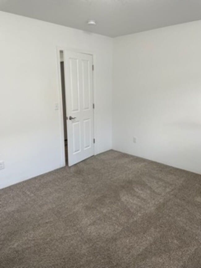 Building Photo - 3 BEDROOMS SINGLE LEVEL HOME