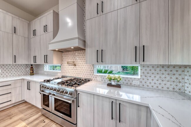 Building Photo - Stunning Green Valley, Guard Gated Community, Pool Home!