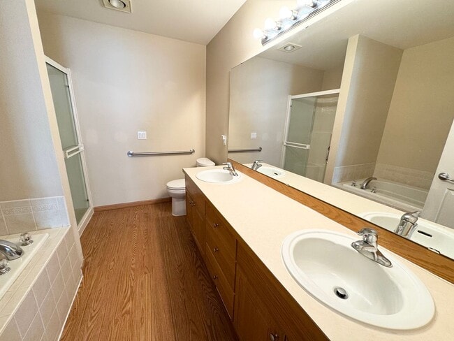 Building Photo - Spacious rambler 2 beds plus den