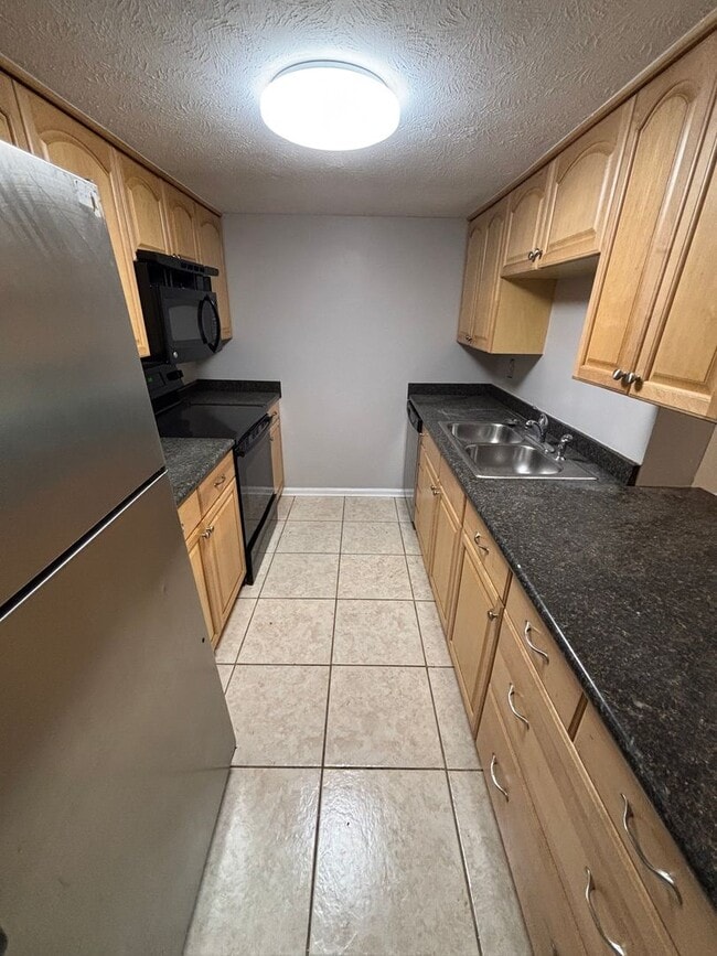 Building Photo - Beautiful 3 Bedroom Townhouse!