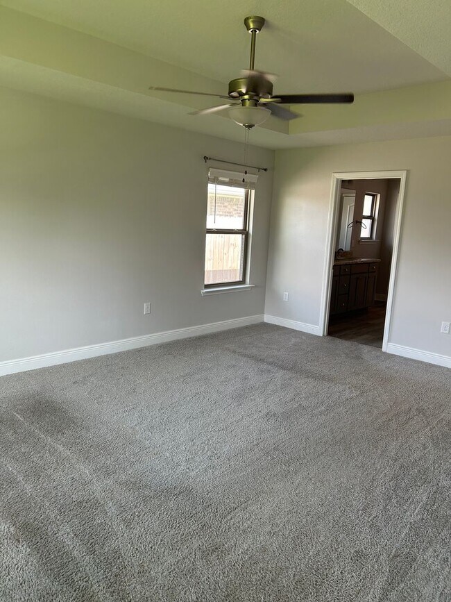 Building Photo - Easy access to interstate, bases & shopping!