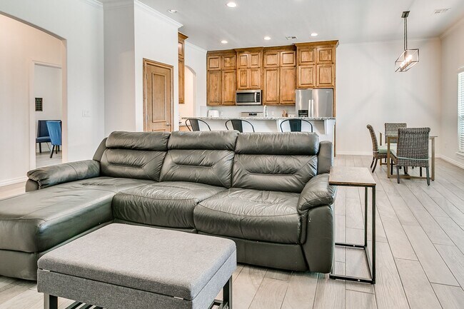 Building Photo - 3 Bed, 2 Bath Home with Bonus Office and  Huge Workshop