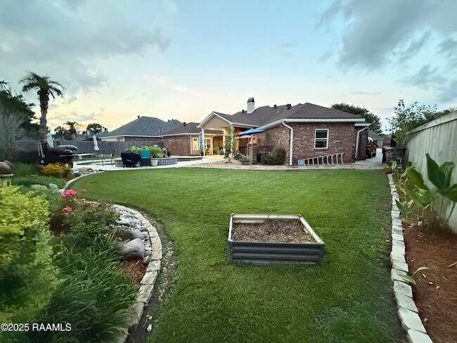 Building Photo - 102 Midland Dr