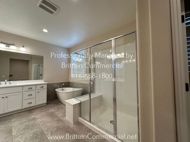 Building Photo - Stunning All Single Story 3 Bedroom, 2.5 B...