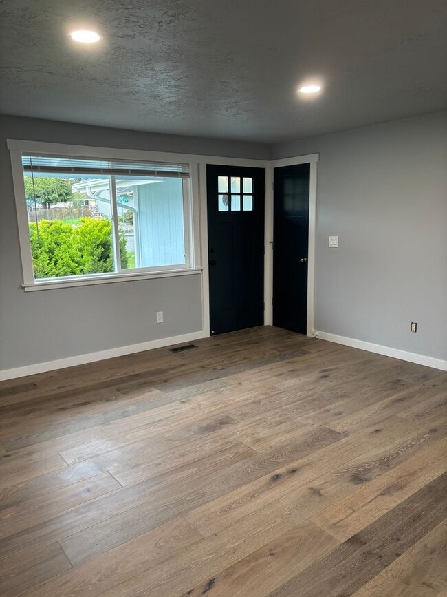 Building Photo - 3 Bed Home with Yard, Garage + In-Unit W/D