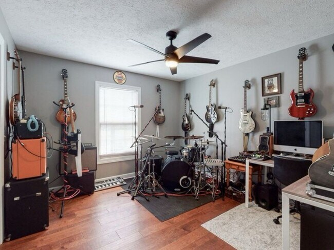 Building Photo - 3 Bedroom Single Family Home in Beechgrove