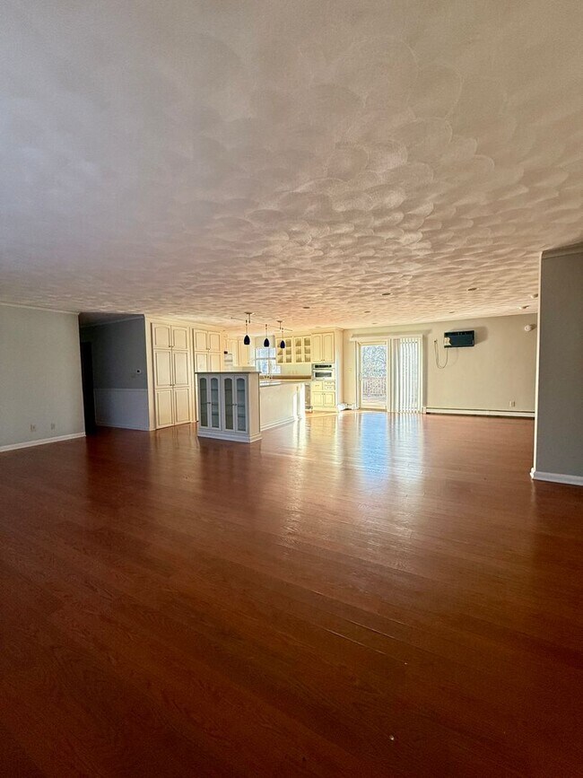 Building Photo - Beverly Manor 946