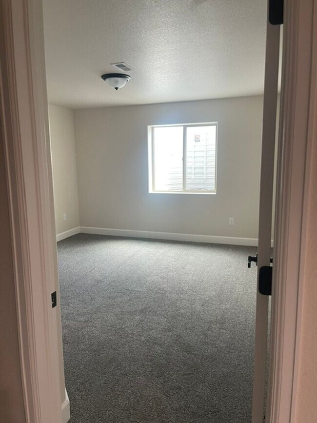 Building Photo - ALL PROSPECTIVE TENANTS MUST SUBMIT A $58 NON-REFUNDABLE APPLICATION FEE PER APPLICANT ONLINE AND...