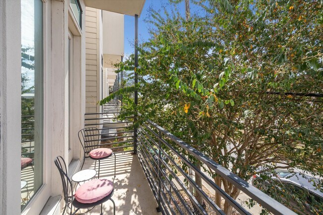 Building Photo - 2118 Sabine St