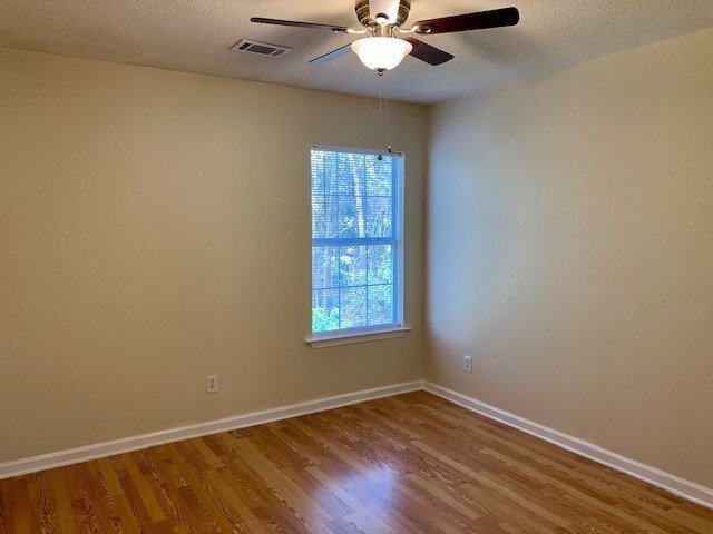 Building Photo - END-UNIT TOWNHOUSE FOR RENT - THE FARM