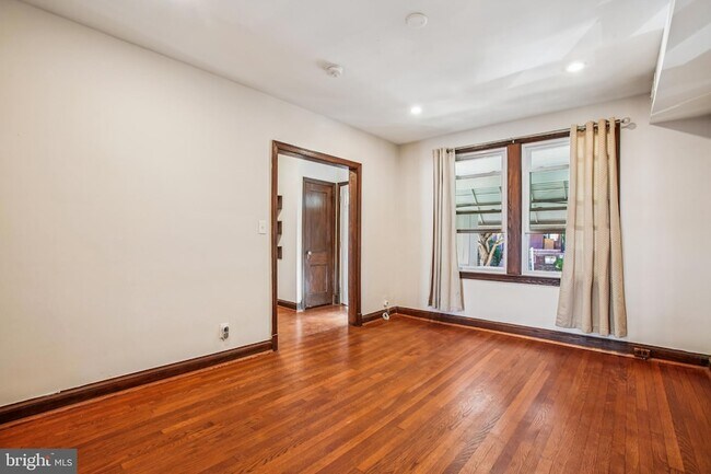 Building Photo - 1618 D St NE