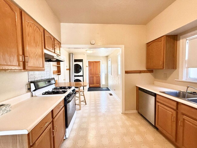 Building Photo - Charming 3-Bedroom Home with Yard – Conven...