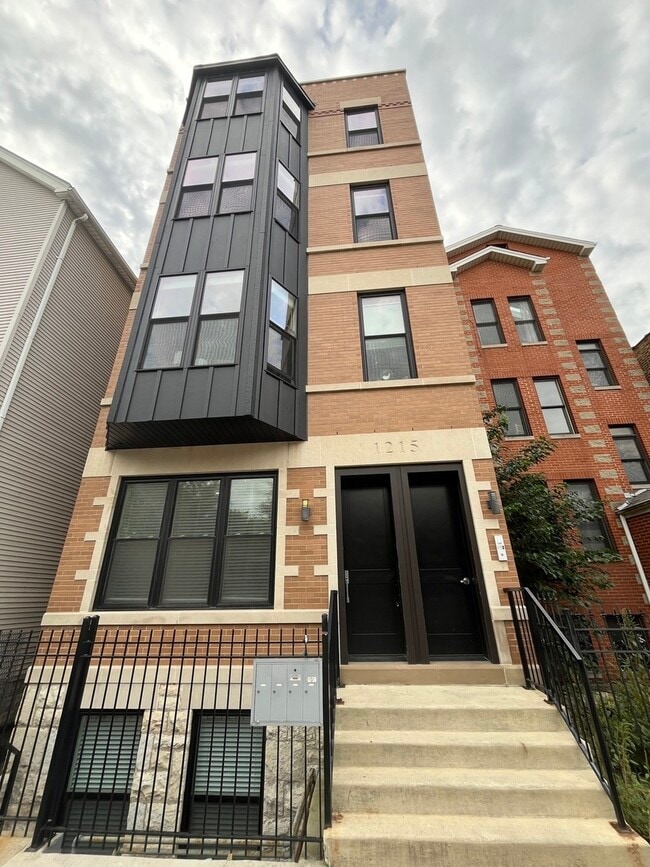 Primary Photo - 1215 W Erie St