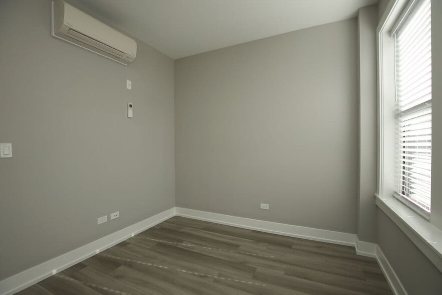 Building Photo - 3930 N Janssen Ave