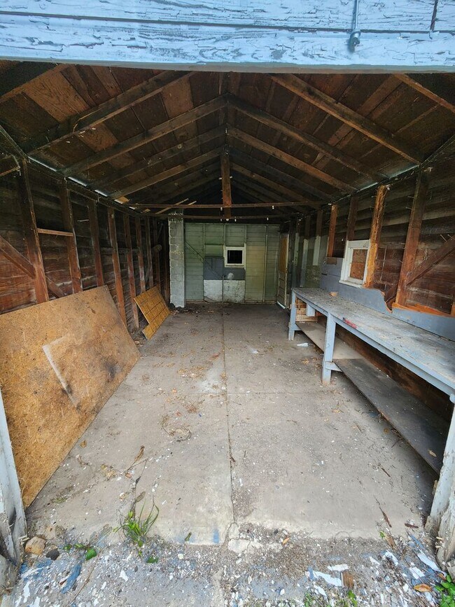 Building Photo - Spacious 3-Bedroom, 1-Bathroom Home AVAILABLE NOW!!