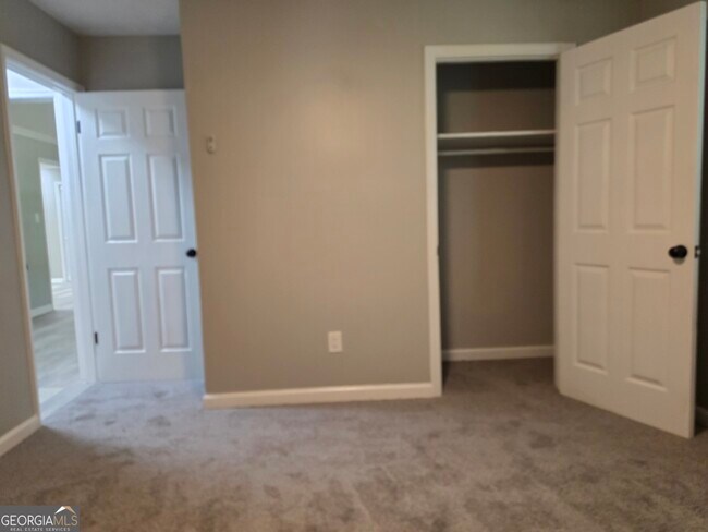 Building Photo - 586 Ridge Ave