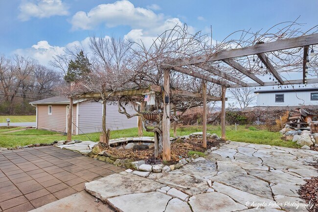 Building Photo - 40 Pine Tree Row