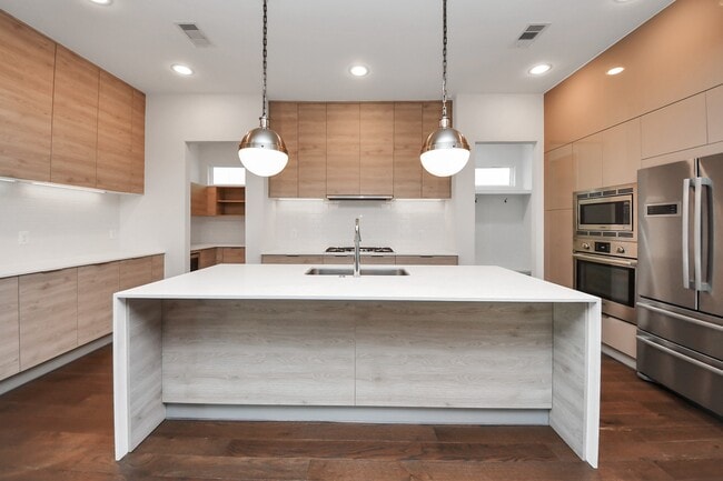 Building Photo - 1715 Maravilla Dr