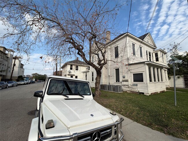 Building Photo - 318 Hyde Park Blvd