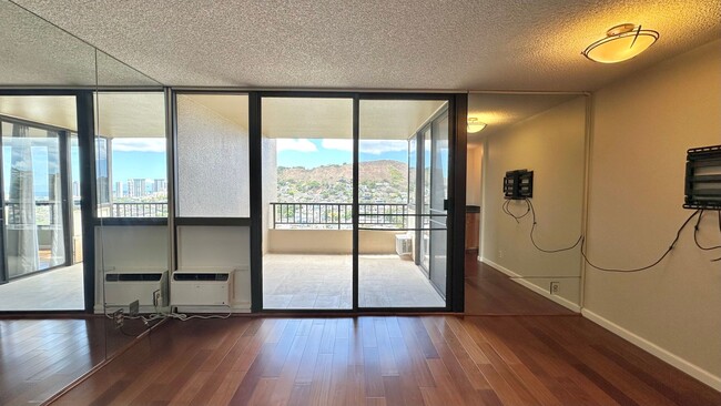 Building Photo - 2 BED/1 BATH/1 PRKG with Lanai & WASHER/DR...