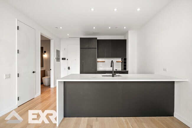 Building Photo - 329 Broadway